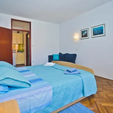 And Art Deco Pape Guest house