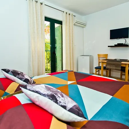 And Art Deco Pape Guest house
