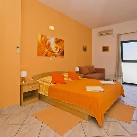 And Art Deco Pape Guest house