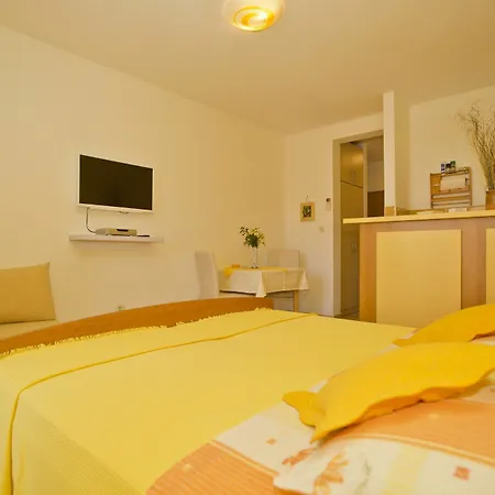 And Art Deco Pape Guest house